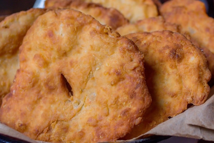La lluvia, el mate y las tortas fritas forman una combinación difícil de separar