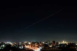 Un misil iraní sobrevuela Israel, visto desde Hebrón, en la Cisjordania ocupada por Israel, este 7 de junio de 2026. Foto: REUTERS / Mussa Qawasma.