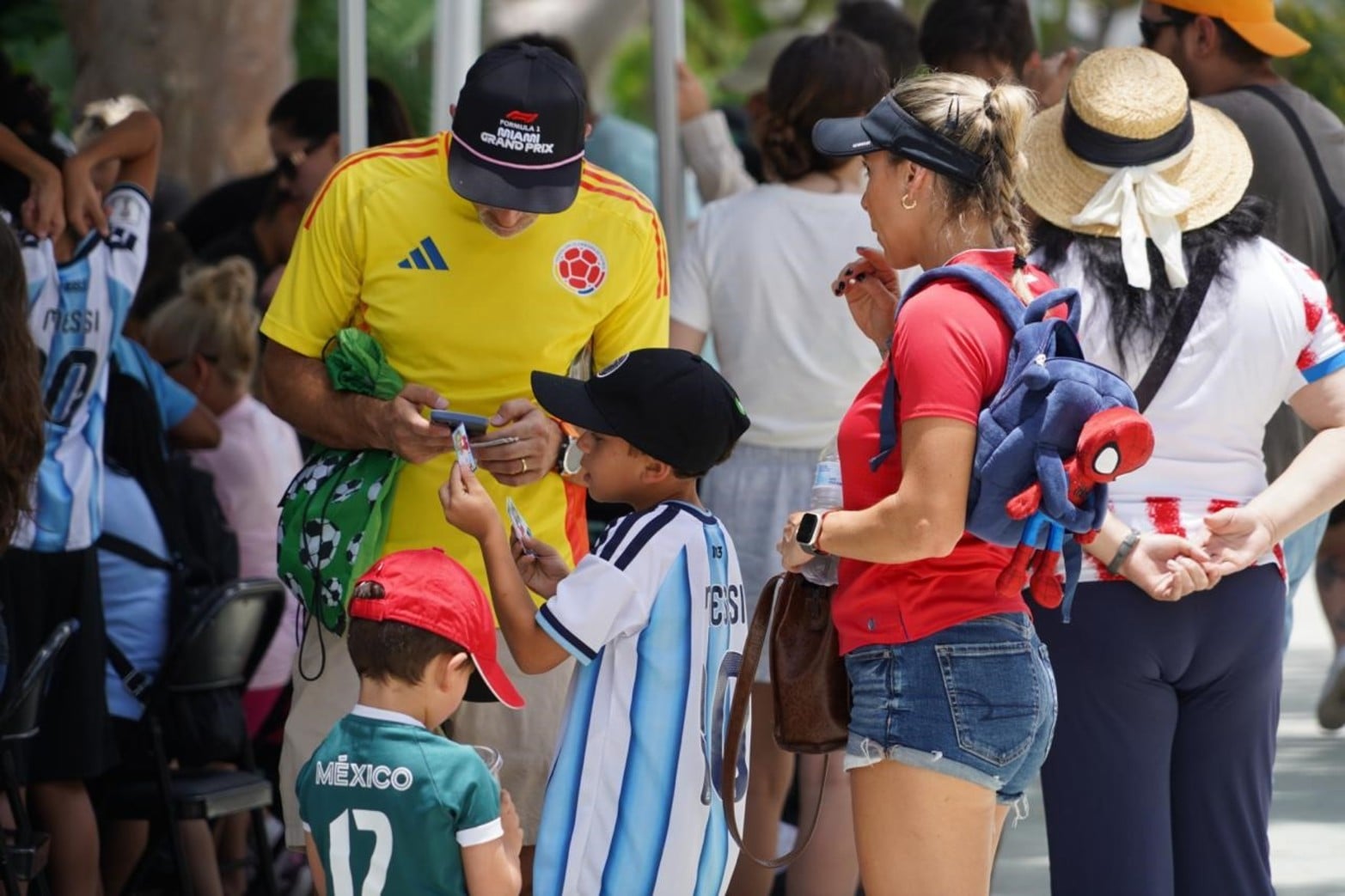 Argentinos, colombianos, paraguayos. Todos quieren figuritas.