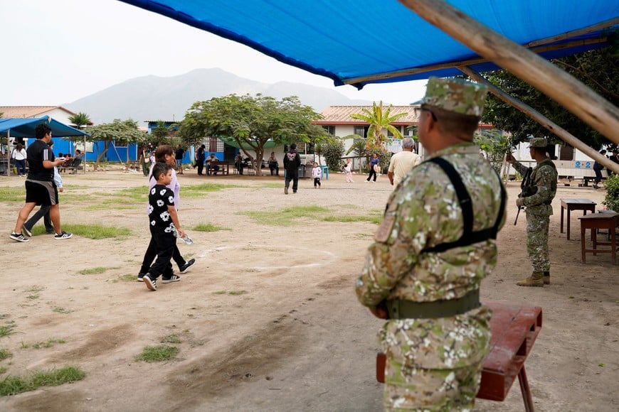 People walk near polling station on the day of a runoff election between conservative presidential candidate Keiko Fujimori and left-wing candidate Roberto Sanchez, in Huaral, Peru, June 7, 2026. REUTERS/Leslie Moreno