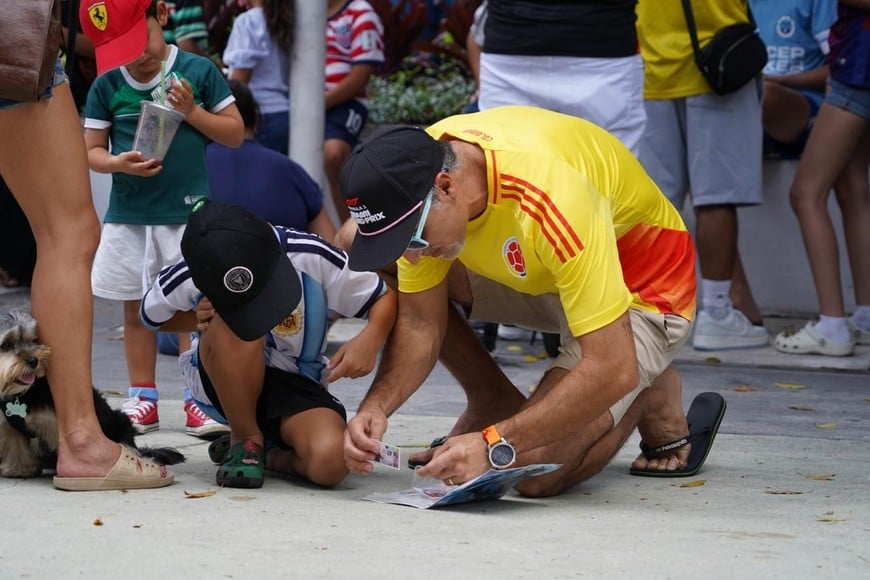 El papá es colombiano, el niño también, pero no oculta su amor por Messi y tiene la camiseta argentina. Algo que se repite en todos los rincones del planeta.
