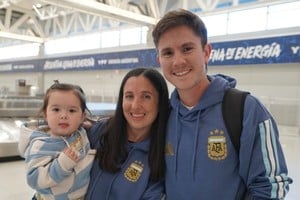 Ignacio, Sofía y la pequeña Clarita, en el aeropuerto de Miami. Hinchas de Belgrano, programaron el viaje desde hace un año.