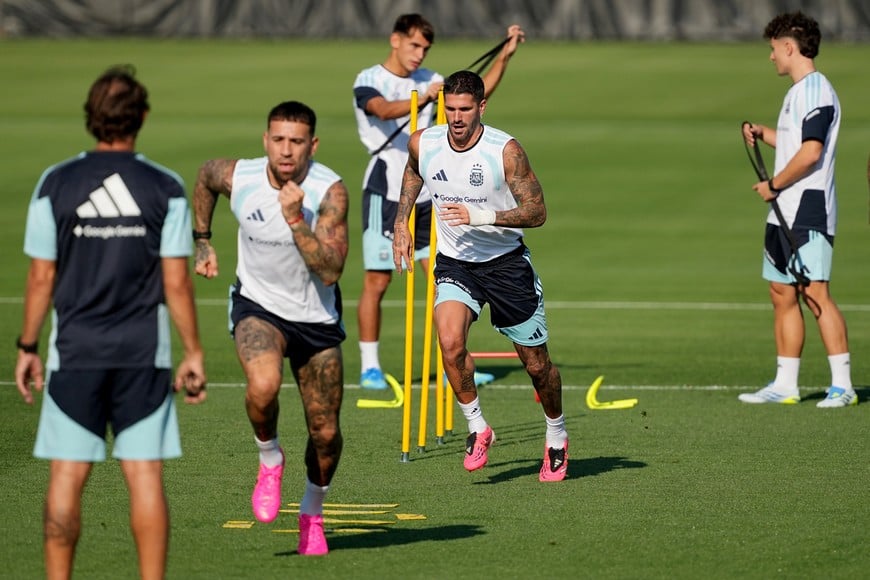 Soccer Football - FIFA World Cup 2026 - Argentina Training - Sporting KC Training Centre, Kansas City, Kansas, U.S. - June 3, 2026
Argentina's Rodrigo De Paul with teammates during training IMAGN IMAGES via Reuters/Denny Medley