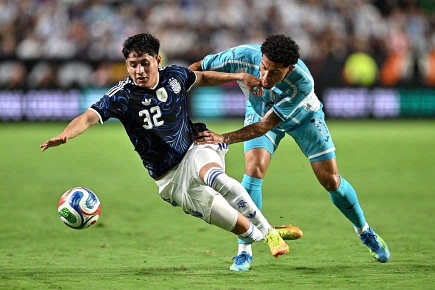 Soccer Football - International Friendly - Argentina v Honduras - Kyle Field, College Station, Texas, U.S. - June 6, 2026
Argentina's Tomas Aranda in action with Honduras' David Ruiz IMAGN IMAGES via Reuters/Maria Lysaker
