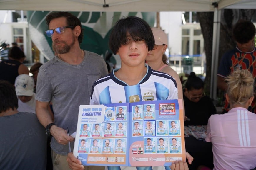 Con orgullo, Jorge, que es un cubano admirador del fútbol argentino, muestra a El Litoral que tiene todas las figuritas de Argentina, incluida la de Messi