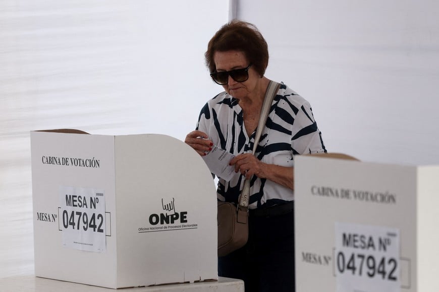 A person votes during a runoff election between conservative presidential candidate Keiko Fujimori and left-wing candidate Roberto Sanchez, in Lima, Peru, June 7, 2026. REUTERS/Alessandro Cinque