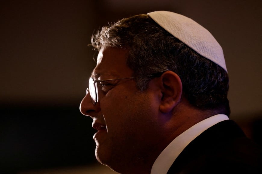 FILE PHOTO: Israeli far-right lawmaker Itamar Ben-Gvir speaks from a stage at a news conference ahead of Israel's election, in Jerusalem October 30, 2022. REUTERS/Amir Cohen/File Photo