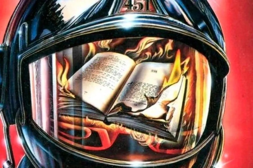 La quema literal de libros que ejecuta Guy Montag es tan solo la metáfora culminante de una cultura que ya ha abrazado su propia incineración mental.