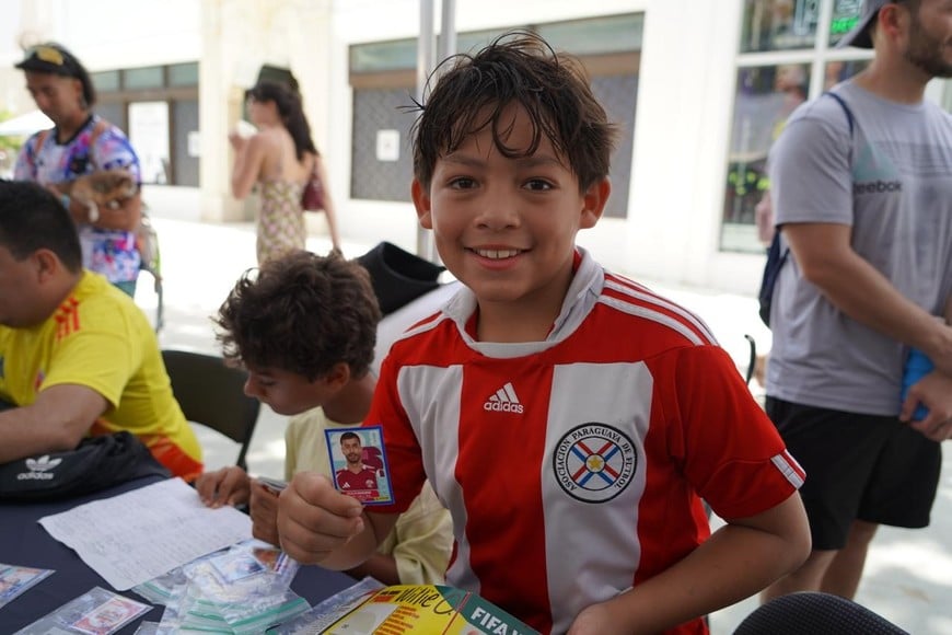 El niño paraguayo y su cara de felicidad por encontrar una que no tenía y que le hacía falta