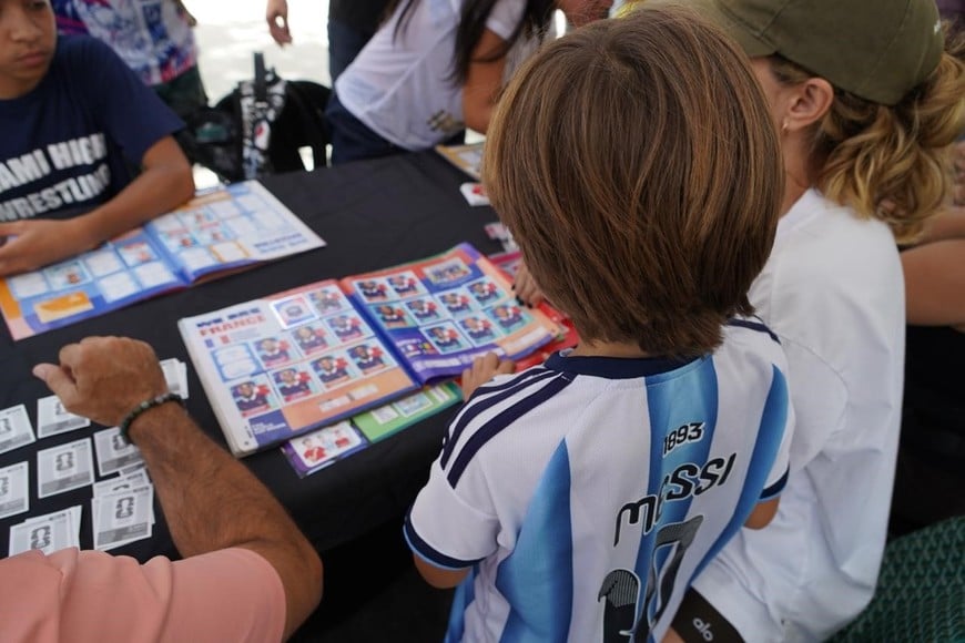 El pequeño Manuel quiere la de Messi... Pero no sale ni encuentra a alguien que la tenga repetida.
