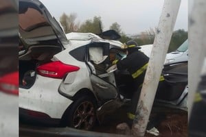 En el auto que impactó contra una columna por calzada resbaladiza se trasladaba una familia que fue hospitalizada por precaución.