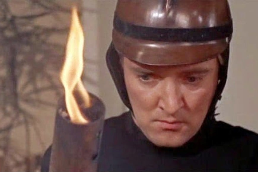 El actor austriaco Oskar Werner (1922-1984) en el papel de Guy Montag, el bombero dedicado a quemar libros prohibidos por el gobierno. Fue para el filme de François Truffaut que lleva el mismo nombre del libro y fue estrenado en 1966.