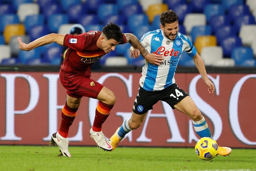 Soccer Football - Serie A - Napoli v AS Roma - Stadio San Paolo, Naples, Italy - November 29, 2020 AS Roma's Roger Ibanez in action with Napoli's Dries Mertens REUTERS/Ciro De Luca