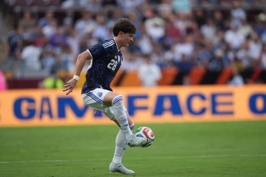 Agustín Giay "mata" la pelota con su pie derecho. Fue el único al que Scaloni lo dejó los 90 minutos ante Honduras.