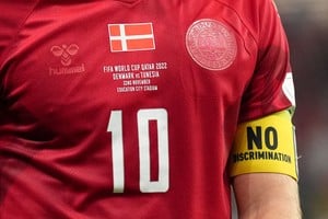 (221122) -- AL RAYYAN, 22 noviembre, 2022 (Xinhua) -- Christian Eriksen, de Dinamarca, es visto portando un brazalete que dice "NO DISCRIMINACION" durante el partido del Grupo D entre Dinamarca y Túnez en la Copa Mundial de la FIFA 2022 en el Estadio Ciudad de la Educación, en Al Rayyan, Qatar, el 22 de noviembre de 2022. (Xinhua/Zheng Huansong) (jg) (ra) (vf)