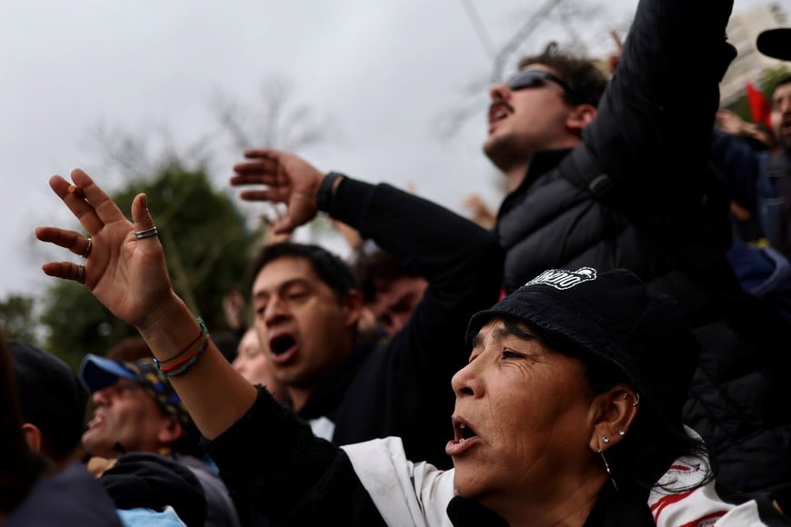 (260607) -- VILLA DOMINICO, 7 junio, 2026 (Xinhua) -- Personas reaccionan durante el funeral público para despedir al músico argentino, Carlos "Indio" Solari, en el Polideportivo Gatica, en la ciudad de Villa Domínico, Argentina, el 7 de junio de 2026. Cientos de miles de seguidores del músico de rock, Carlos Alberto "Indio" Solari protagonizaron el domingo una multitudinaria movilización popular para despedir al artista, fallecido el viernes 5 de junio de 2026 a los 77 años de edad. (Xinhua/Marcos Brindicci) (mz) (oa) (ah)