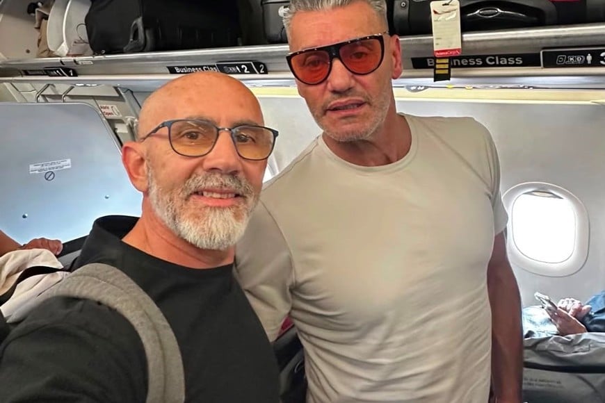 Sergio Goycochea (con visibles rastros del largo viaje), con el fotógrafo y camarógrafo de El Litoral, Fernando "Coto" Nicola