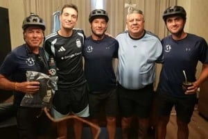 Fueron recibidos por Lionel Scaloni, integrantes del cuerpo técnico y el presidente de la AFA, Claudio Tapia. Créditos: @enbiciandoalmundo