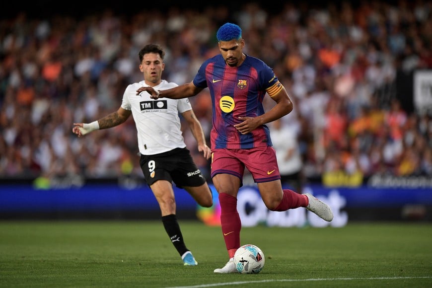 Soccer Football - LaLiga - Valencia v FC Barcelona - Estadio de Mestalla, Valencia, Spain - May 23, 2026
FC Barcelona's Ronald Araujo in action with Valencia's Hugo Duro REUTERS/Pablo Morano