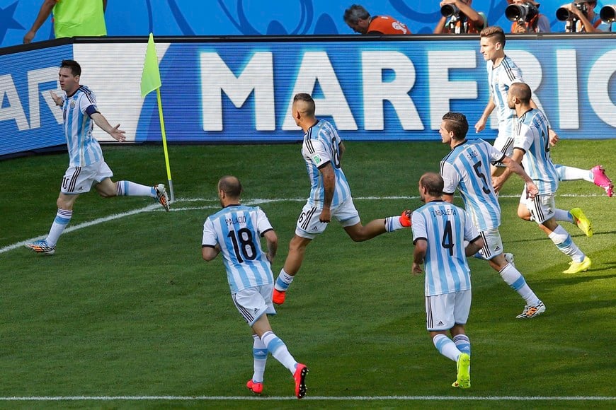 Argentina's Lionel Messi (L) celebrates after scoring a goal against Iran during their 2014 World Cup Group F soccer match at the Mineirao stadium in Belo Horizonte June 21, 2014. REUTERS/Leonhard Foeger (BRAZIL - Tags: SOCCER SPORT WORLD CUP) TOPCUP belo horizonte brasil lionel messi campeonato torneo copa mundial del mundo 2014 futbol futbolistas partido seleccion argentina iran