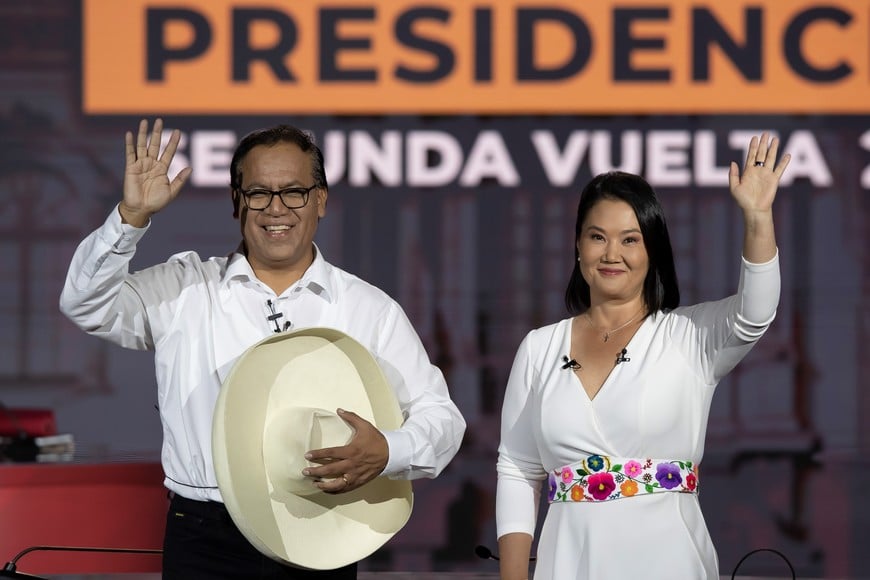(260601) -- LIMA, 1 junio, 2026 (Xinhua) -- Imagen del 31 de mayo de 2026 de los candidatos presidenciales peruanos, Roberto Sánchez (i), de Juntos por el Perú y Keiko Fujimori (d), de Fuerza Popular, saludando al público previo al debate presidencial de segunda vuelta, en Lima, Perú. (Xinhua/Mariana Bazo) (mb) (oa) (ah) (vf)