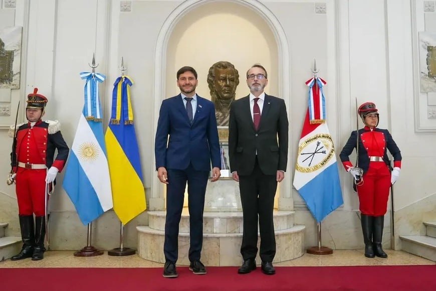 El gobernador Pullaro con el embajador de Ucrania, durante la reunión en la Casa Gris.