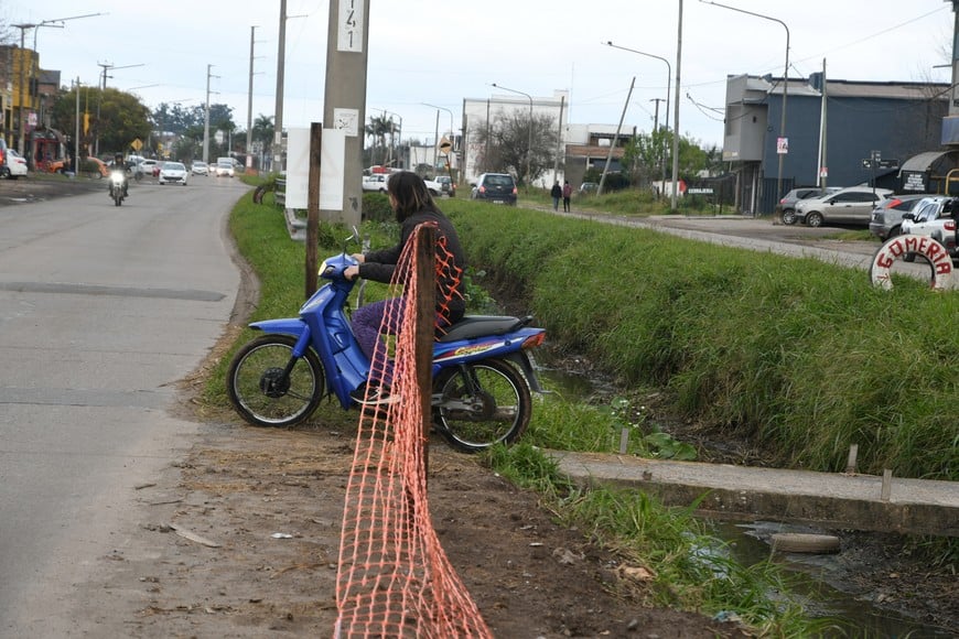 Gisela, comerciantes del lugar, espera que "ojalá al hacer los puentes peatonales nuevos se pueda controlar que no pasen motos y bicis como ahora". Foto: Manuel Fabatía