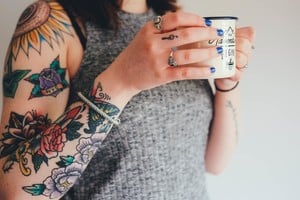 Los tatuajes pueden reflejar experiencias emocionales y cambios personales.
