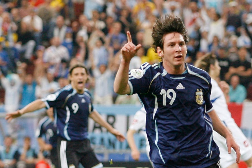 goleada seleccion nacional 6 a 0 partidos argentina's lionel messi (r) celebrates his goal against serbia and montenegro during their group c world cup 2006 soccer match in gelsenkirchen june 16, 2006. fifa restriction _ no mobile use reuters_ina fassbender (germany) lionel messi futbol campeonato mundial 2006 gelsenkirchen alemania futbol festejo gol futbolistas seleccion argentina vs. serbia y montenegro partido