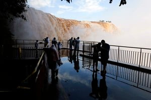 Un turista decidió arrojarse al agua para recuperar un celular Créditos: REUTERS/Jorge Adorno
