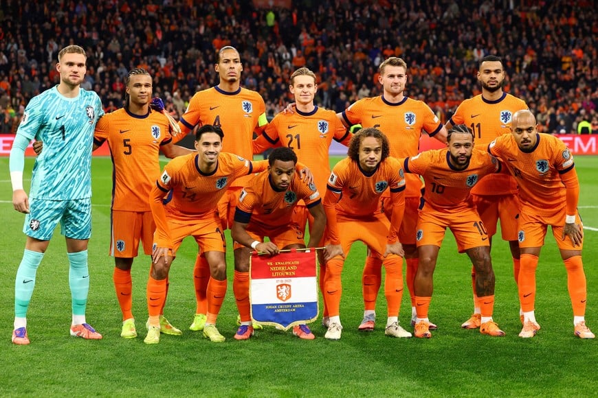 FILE PHOTO: Soccer Football - World Cup - UEFA Qualifiers - Group G - Netherlands v Lithuania - Johan Cruijff Arena, Amsterdam, Netherlands - November 17, 2025
Netherlands players pose for a team group photo before the match REUTERS/Piroschka Van De Wouw/File Photo