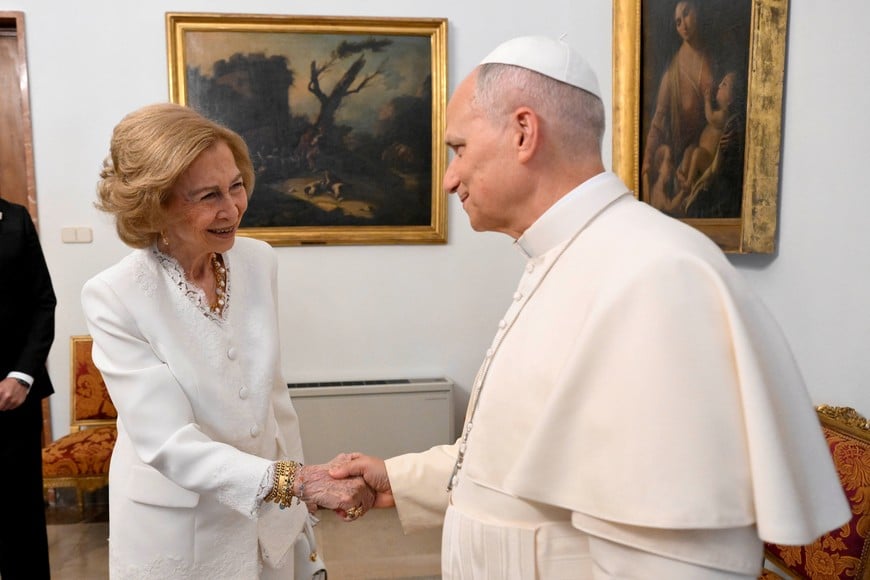 Pope Leo XIV meets with Spain's former Queen Sofia, at the Apostolic Nunciature, during his apostolic journey in Madrid, Spain, June 8, 2026. Elisabetta Trevisan/Vatican Media/Handout via REUTERS ATTENTION EDITORS - THIS IMAGE WAS PROVIDED BY A THIRD PARTY.