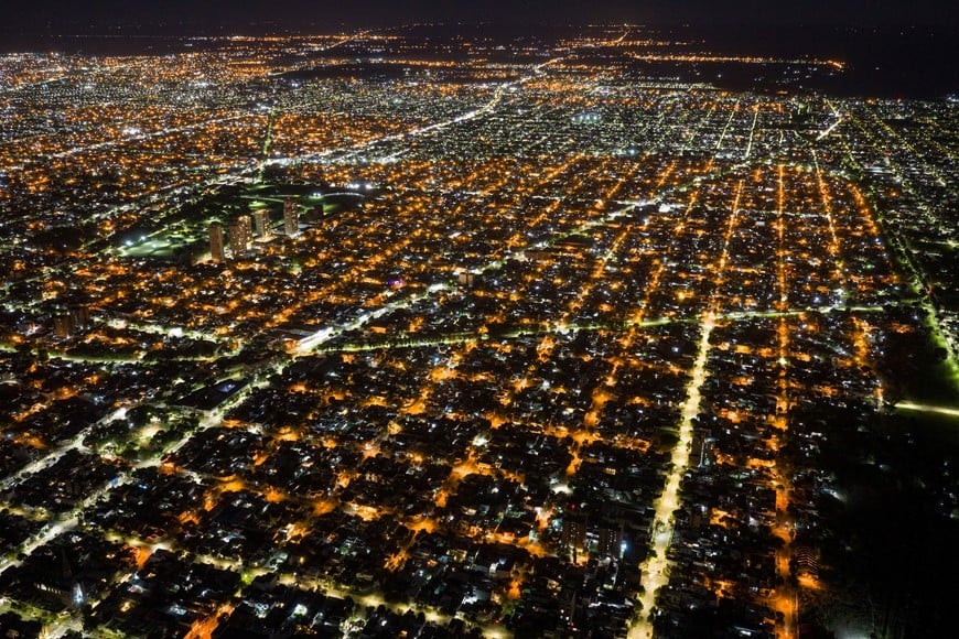 Vista de barrio Candioti y su extención hacia el norte de la ciudad, previo al recambio a iluminación led. MCSF.