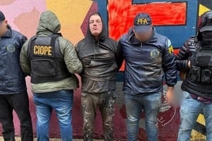 Agentes durante el procedimiento en la Ciudad de Buenos Aires.