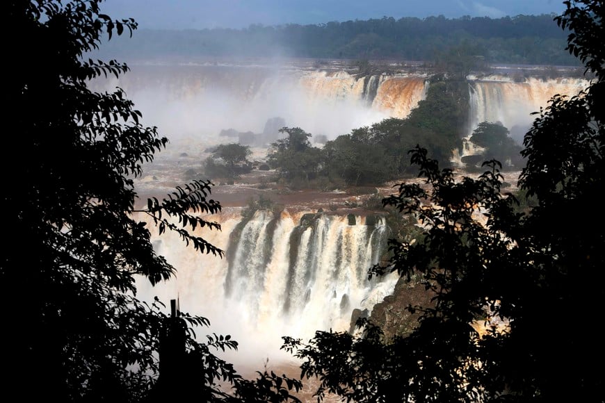 The Iguazu Falls is pictured at the Iguazu National Park near the southern Brazilian city of Foz do Iguacu June 16, 2014. Forming a border between Argentina and Brazil, the Iguazu Falls, South America's largest falls, attract more than 1 million visitors a year. REUTERS/Jorge Adorno (BRAZIL - Tags: ENVIRONMENT SOCIETY TRAVEL) brasil foz de iguazu crecida record del rio parana cataratas del iguazu