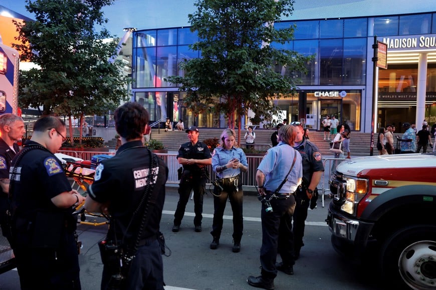 First responders gather after reports of a stabbing incident at Penn Station in New York City, U.S. June 7, 2026.  REUTERS/Jeenah Moon