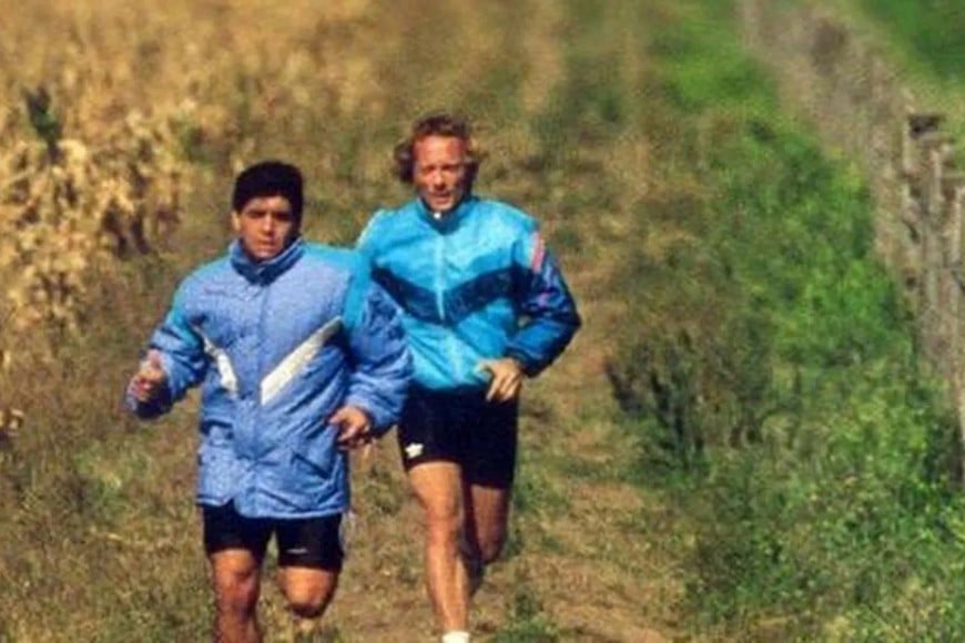 El profesor Fernando Signorini corriendo por el campo, a la par de Diego, en aquella famosa preparación en La Pampa para el Mundial de Estados Unidos de 1994
