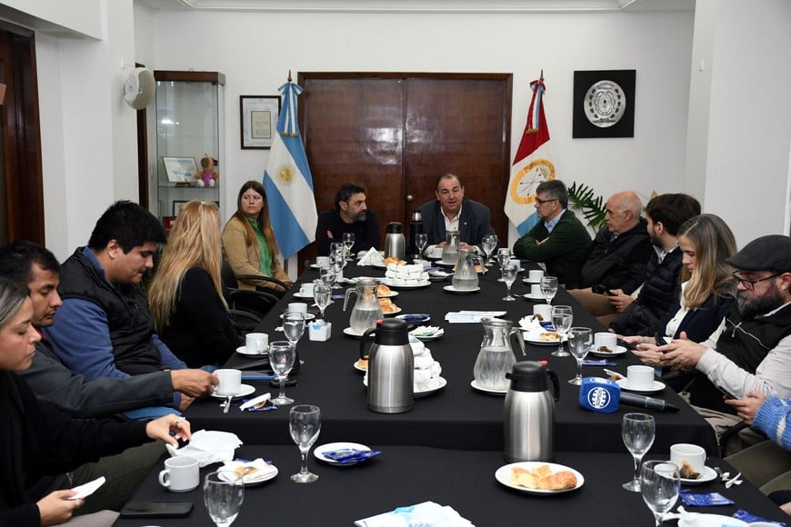 El intendente Poletti encabezó este lunes por la mañana un desayuno de trabajo junto a la prensa local, y en la oportunidad presentó los avances del recambio a iluminación led. MCSF.