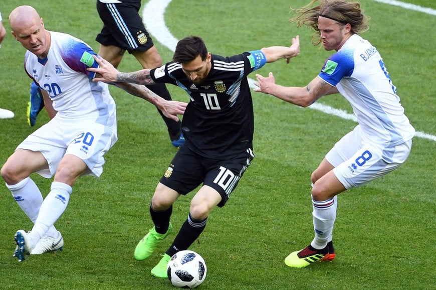 (180616) -- MOSCU, junio 16, 2018 (Xinhua) -- El jugador Lionel Messi (c), de Argentina, disputa el balón con Emil Hallfredsson (i) y Birkir Bjarnason (d), de Islandia, durante el partido del Grupo D de la Copa Mundial de la FIFA Rusia 2018, en Moscú, Rusia, el 16 de junio de 2018. (Xinhua/Wang Yuguo) (jg) (rtg) (vf)
moscu rusia lionel messi futbol campeonato mundial 2018 futbol futbolistas partido seleccion argentina islandia