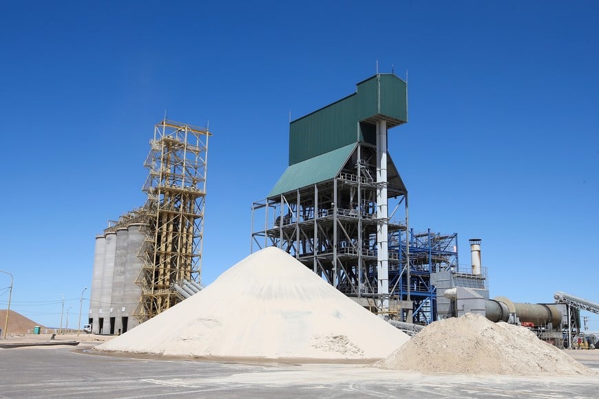 FILE PHOTO: A sand refinery is seen at Vaca Muerta shale oil and gas drilling, in the Patagonian province of Neuquen, Argentina January 21, 2019. Picture taken January 21, 2019. REUTERS/Agustin Marcarian/File Photo