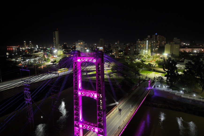 La antena que resistió la caía del viejo puente, iluminada.