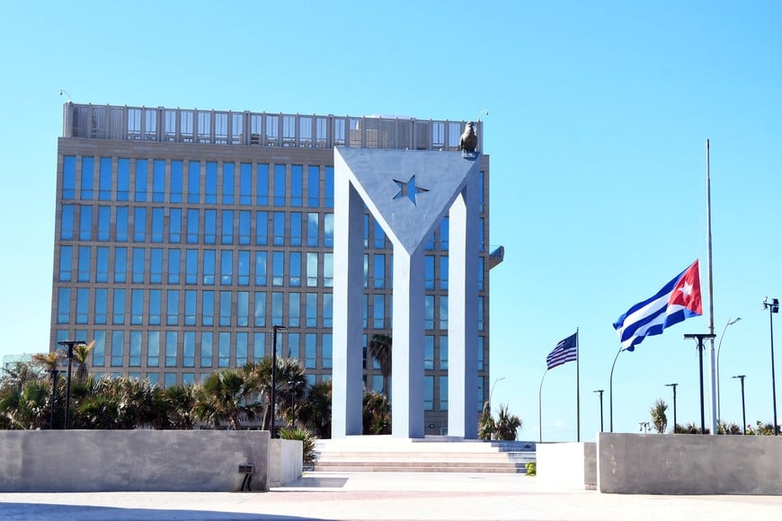 (260105) -- LA HABANA, 5 enero, 2026 (Xinhua) -- Una bandera nacional cubana ondea a media asta frente a la Embajada de Estados Unidos, en La Habana, capital de Cuba, el 5 de enero de 2026. El presidente cubano, Miguel Díaz-Canel, decretó el domingo duelo nacional por el fallecimiento de 32 cooperantes militares cubanos en Venezuela, ocurrido durante los ataques perpetrados por Estados Unidos el 3 de enero. (Xinhua/Joaquín Hernández) (jh) (oa) (ah) (vf)