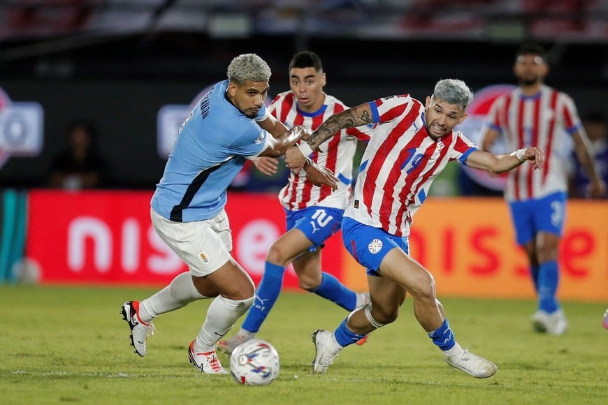 Soccer Football - World Cup - South American Qualifiers - Paraguay v Uruguay - Estadio Defensores del Chaco, Asuncion, Paraguay - June 5, 2025
Paraguay's Julio Enciso in action with Uruguay's Ronald Araujo REUTERS/Cesar Olmedo