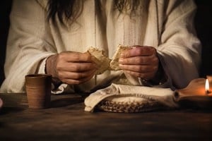 "Yo soy el pan vivo que ha bajado del cielo; el que coma de este pan vivirá para siempre. Y el pan que yo daré es mi carne por la vida del mundo". Imagen generada con IA por la Archidiócesis de Toledo, España, con motivo de la Solemnidad de Corpus Christi de este año.