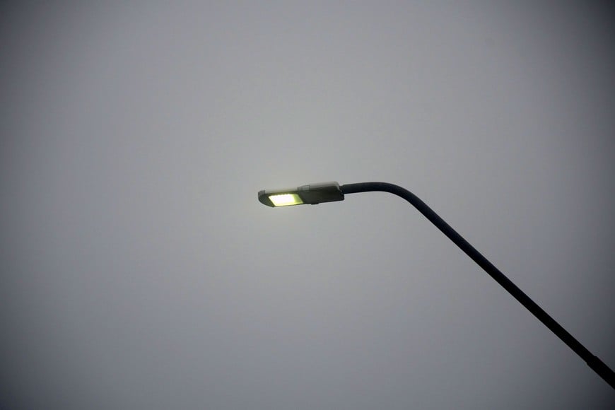 Las luces led ya se ven en todo barrio Los Hornos. Guillermo Di Salvatore.