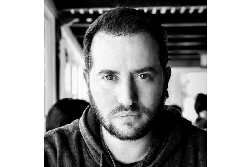Matías “Mambrú”, cofundador de la productora Cráneo Films, director de “El día que me quieras: El viaje de Gardel”, mánager y director de puesta en escena de Los Fundamentalistas del Aire Acondicionado.