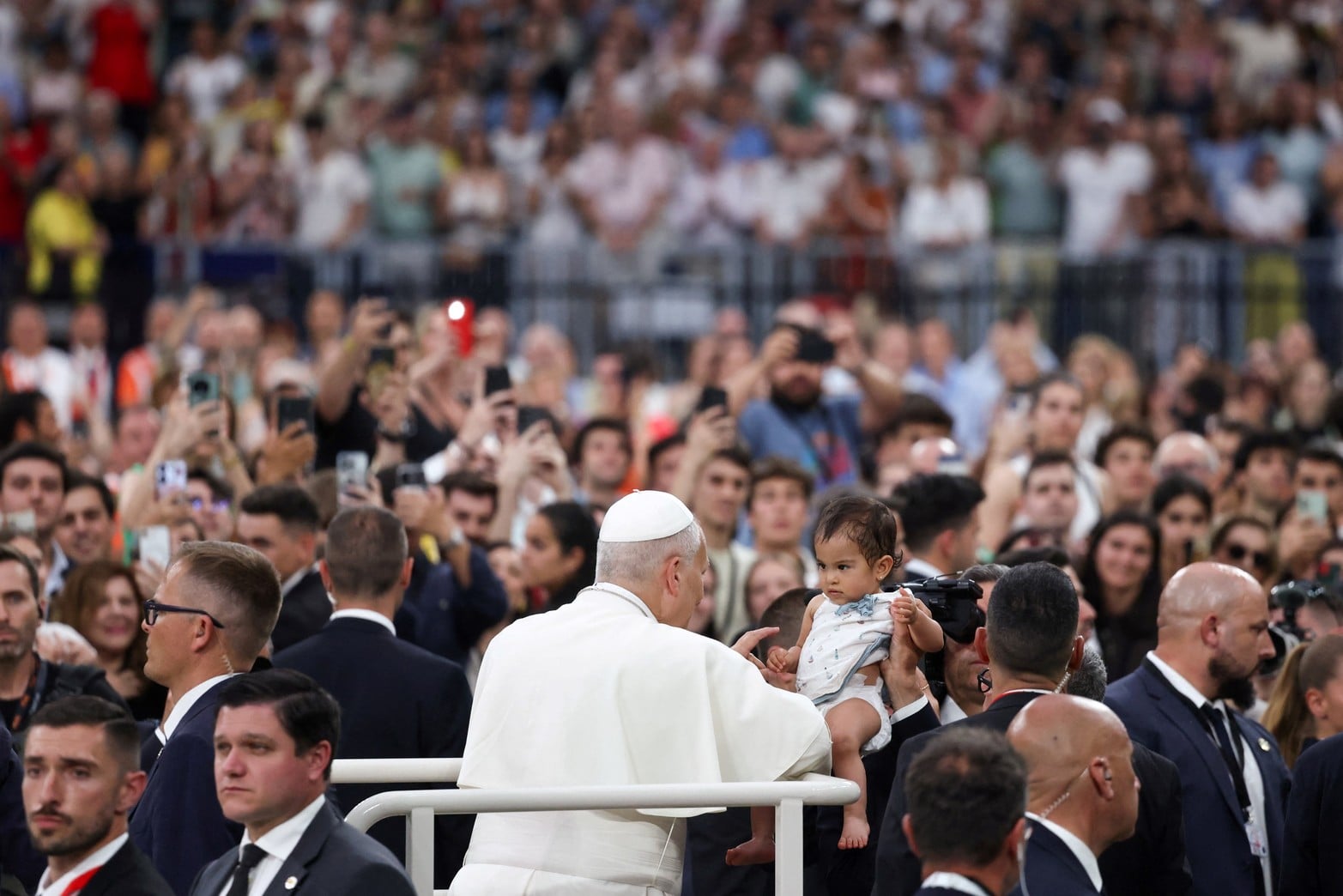 El Papa León visitó el estadio Santiago Bernabeu.