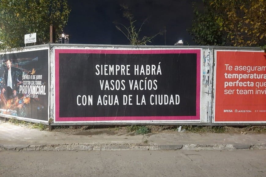 Los Fabulosos Cadillacs irrumpiendo en la rutina urbana de Santa Fe.