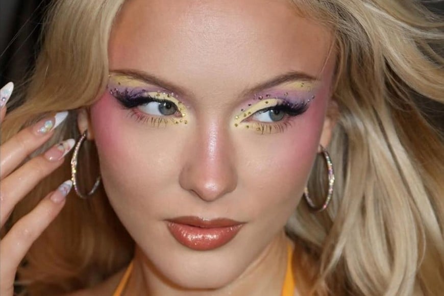Los looks beauty de mediados de la década pasada resurgen con acabados más livianos y naturales.