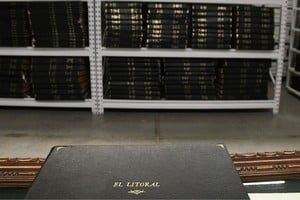 El archivo de El Litoral no descansa. Por la mañana recibe a investigadores y por la tarde nutre las notas de la redacción para la web y el papel. Foto: Manuel Fabatía